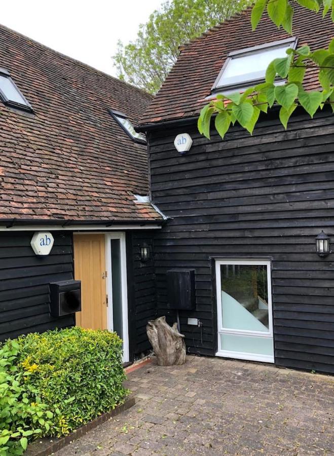 The Barn House Cranleigh Exterior foto